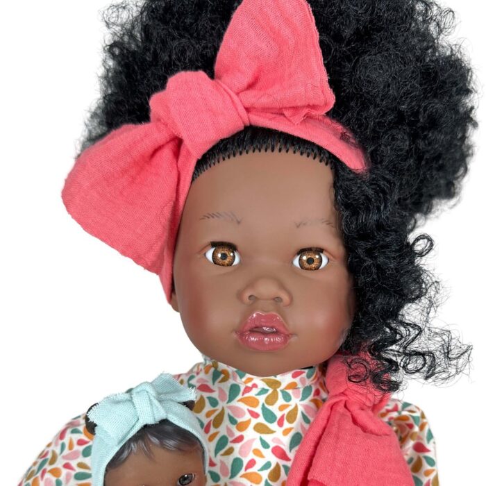 Muñeca Alika Curly Hair 45cm. con Bebe Nines d'Onil - Imagen 4