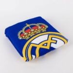 Poncho Toalla Real Madrid microfibra 50x115cm. 100% polyester. 250Gsm. - Imagen 3
